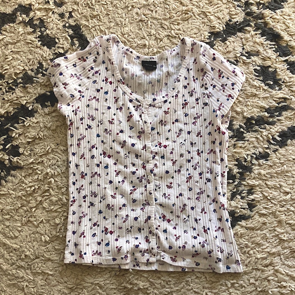 Size XS White vintage buttoned mini tee flower top<3333 Casual and classy